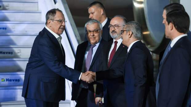 Лавров прибыл на дипломатический форум в Турцию