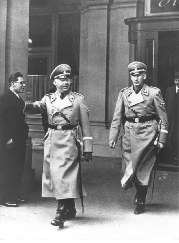 Они же у входа в отель Метрополь в Вене. Сразу после аншлюсса Австрии. 12 марта 1938 года 
