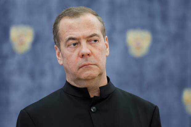 Медведев фразой «ну, вот и все» отреагировал на разгромное интервью экс-главкома ВСУ