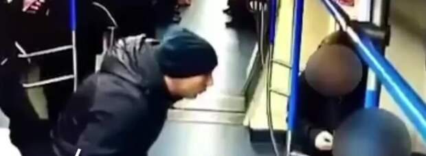 В столичной подземке мужик «боднул» 15-летнего подростка