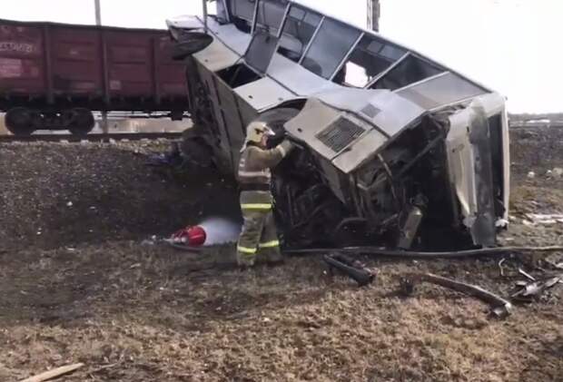 При столкновении поезда и автобуса в Ярославской области погибли 8 человек
