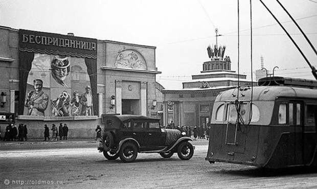 kinoteatr v Moskve Кинотеатр "Художественный" на Арбатской площади в Москве. 1937 год