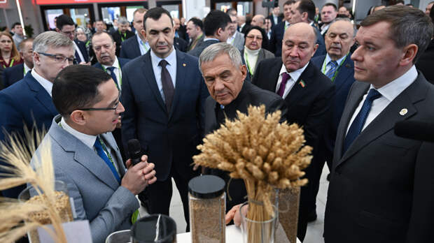 Рустам Минниханов ознакомился с экспонатами специализированной сельскохозяйственной выставки «Казань Агро-2026»