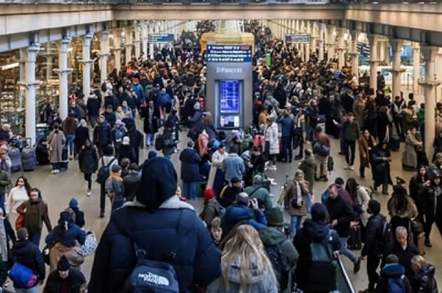 Пассажиры застряли на ночь в поездах под Ла-Маншем без работающих туалетов