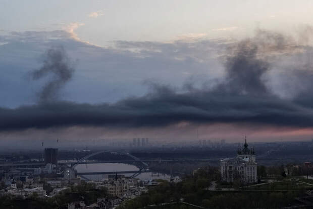 УНИАН: в Киеве на фоне воздушной тревоги прогремели взрывы