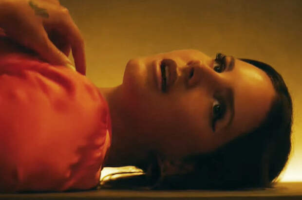 Лана Дель Рей в клипе на песню Don’t Call Me Angel