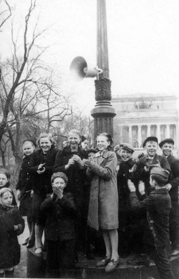 Группа детей у репродуктора, установленного в Екатерининском сквере, рады сообщению о капитуляции Германии. 09 мая 1945 г. Ленинград.