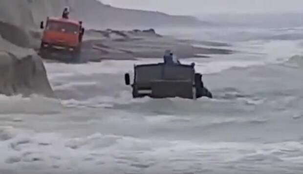Водоплавающий грузовик: суровые рабочие будни водителя КАМАЗа на Дальнем Востоке, которому нипочем штормовой океан (видео)