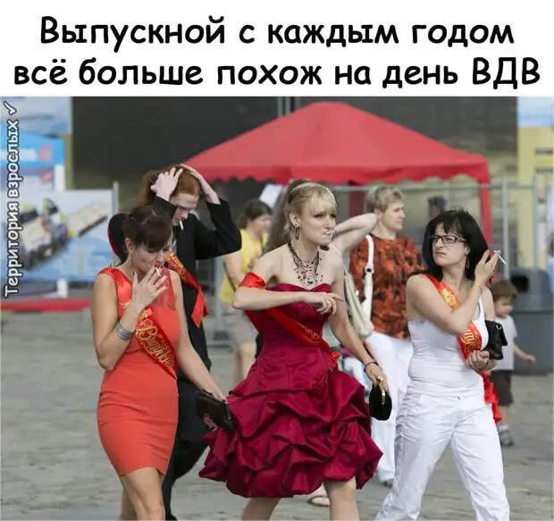 Зашёл сегодня в банк. Там два банкомата. На одном висит лист бумаги с надписью...