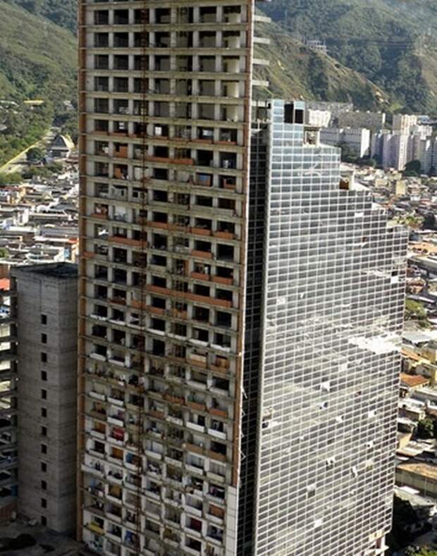 Вертикальные трущобы Tower of David в Каракасе.
