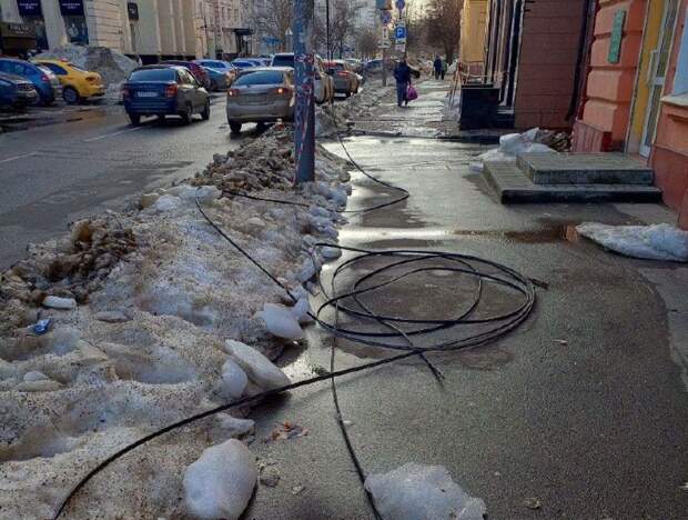 В Туле на улице Демонстрации оборвался электрический провод