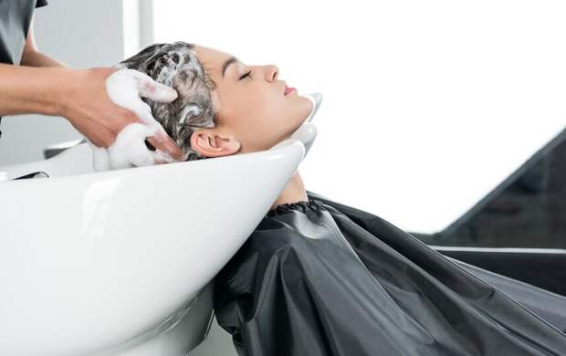 Выпадение волос и сульфаты: разбираем главные мифы ухода за кожей головы