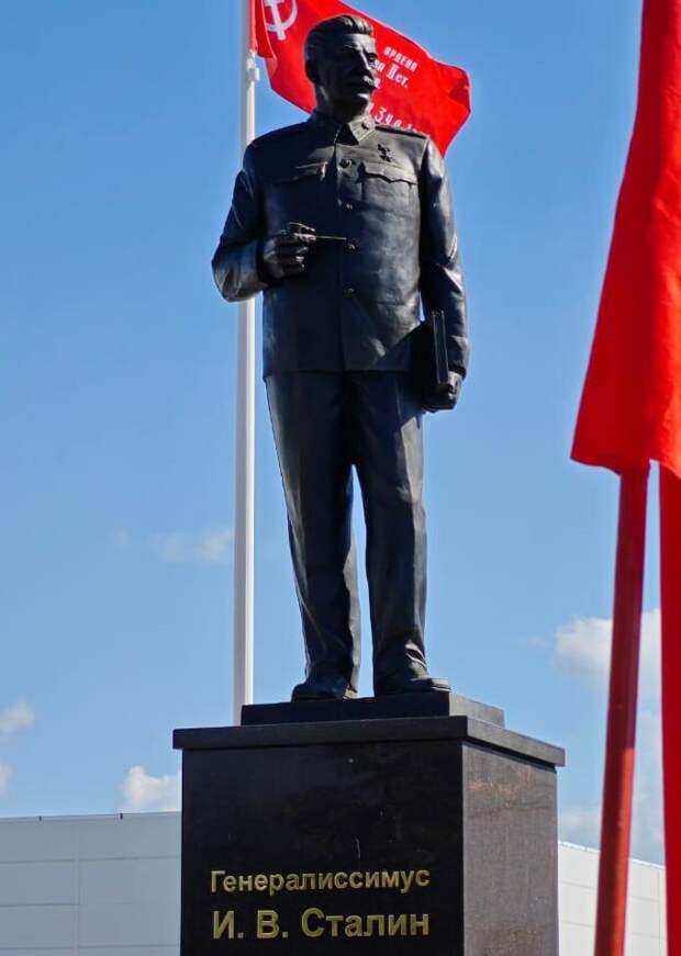 Восьмиметровый памятник Иосифу Сталину был торжественно открыт сегодня на территории завода «Микрон» в Великих Луках.-2