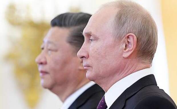 На фото: председатель КНР Си Цзиньпин и президент РФ Владимир Путин (слева направо) во время встречи в Кремле.