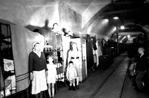 Вид общежития 2-го Спецкомбината, находящегося в туннеле. Май 1942 г. Севастополь.