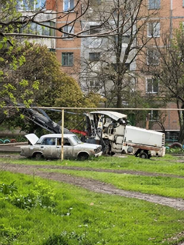 Напротив Тихого парка на Зелёном,уже длительное время красуются заброшенные Жигули и (неожиданно) дорожная фреза.