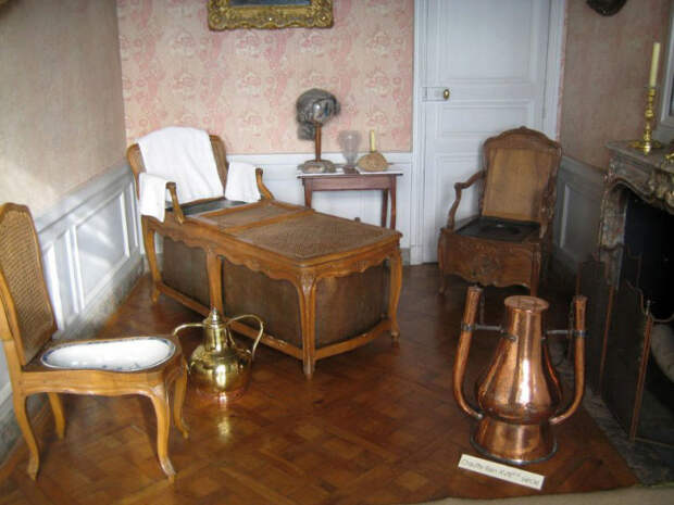 Ванная комната Людовика XVI. Крышка на ванной сохраняла тепло и служила столиком занятий и еды. Франция 1770.