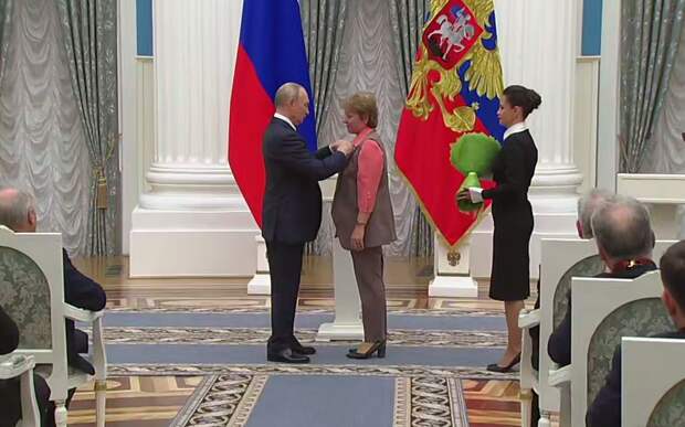 Президент Путин наградил учительницу школы №22 из Рязани Александру Коликову