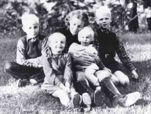 Лина Гейдрих с детьми (Клаусом, Хайдером, Силке и Мартой). 1943 год