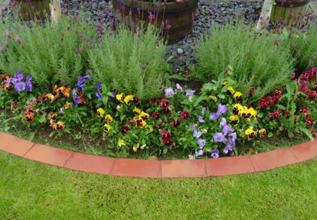 Рекомендуем использовать кирпич красного цвета, потому что он создает гармоничный контраст / Фото: primrose.co.uk