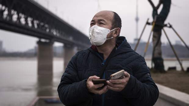 Мужчина в Китае с двумя телефонами