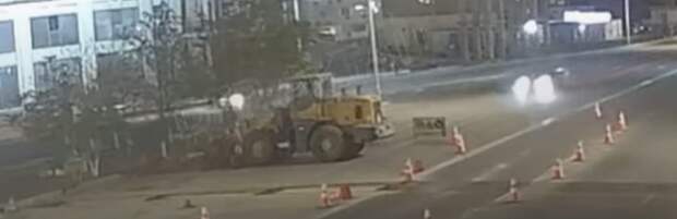 В Актау автомобиль врезался в погрузчик - водитель погиб