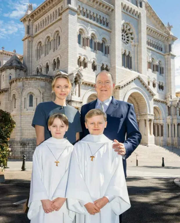 Княгиня Шарлен и Альбер II с детьми