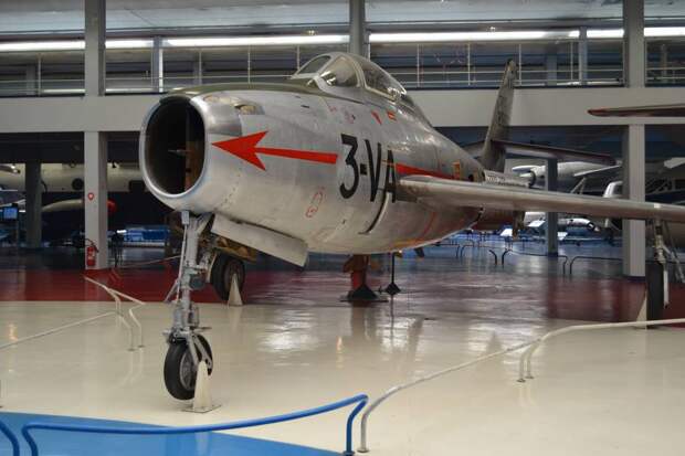 Встроенное вооружение F-84F состояло из шести пулеметов М-3 калибра 12,7 мм – четыре стояли перед кабиной (и слепили пилота при стрельбе ночью) и два в корнях крыла чуть ниже передней кромки.Но основу огневой мощи самолета составляли неуправляемые ракеты, которых он нес 8 штук и бомбы общим весом до тонны. В составе прицельного оборудования самолета была автоматическая система бомбометания с кабрирования LABS (Low-Altitude Bombing System) для применения атомной бомбы с предельно малых высот. Американцы уже в середине 50-х гг. начали переговоры со своими союзниками о передаче им тактического ядерного оружия, которое они должны были применять под контролем офицеров ВВС США. Но Франция оказалась строптивым и своенравным партнером и американских атомных бомб так и не получила. Зато она заимела свои, но об этом – не сейчас.