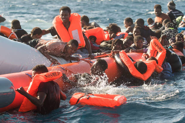 Десять тел мигрантов обнаружили в лодке у берегов Ливии