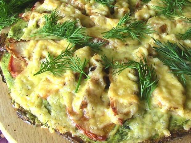 Кабачковая пицца с курицей, сыром и зеленью