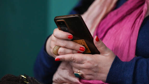 Тысячи бактерий у лица: почему смартфон оказался грязнее унитаза