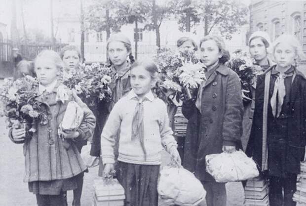 Комсомольцы, пионеры и школьники средней школы № 36 г. Иваново организовали среди учащихся сбор подарков для бойцов Красной Армии. Сентябрь 1941 г. 