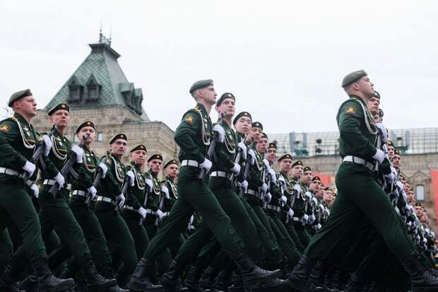Гостям парада на Красной площади подарили модель советского бомбардировщика