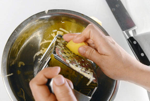 Фото приготовления рецепта: Драники с квашеной капустой - шаг 1