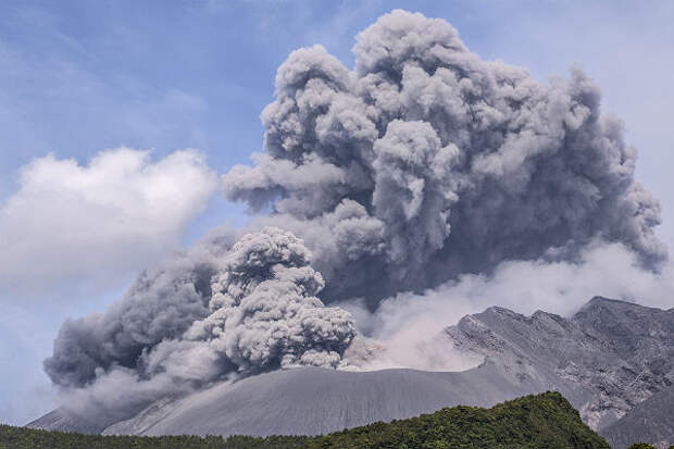 В Японии «проснулся» вулкан Симмоэ