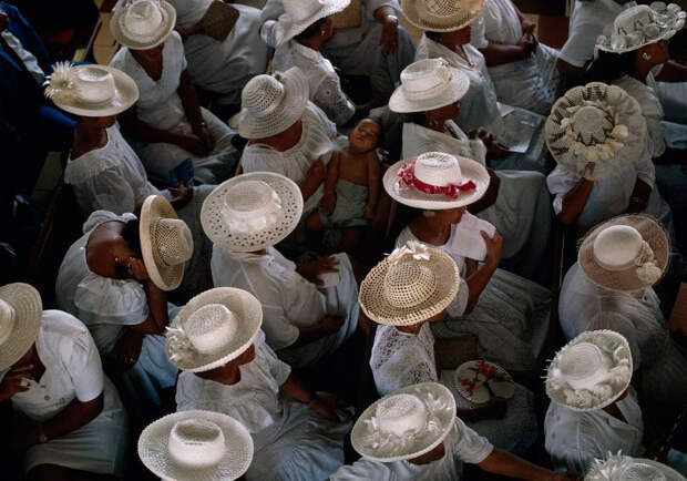 Женщины в белой одежде и белых шляпах на воскресной проповеди