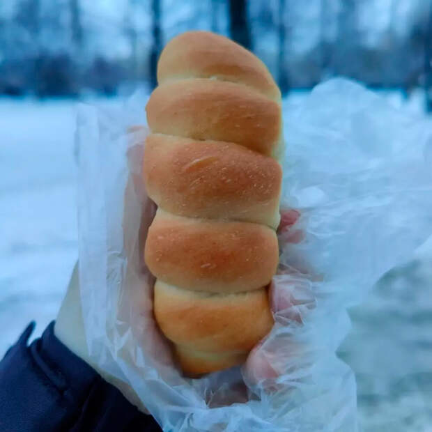 Зачем этот парень собирает фотографии сосисок в тесте со всей России? (ФОТО)