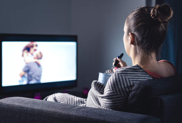 Гастроэнтеролог сделала предупреждение любителям смотреть телевизор во время еды