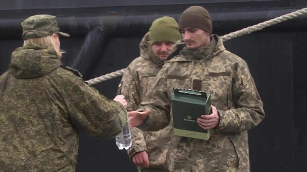 Сдавшиеся военнослужащие Украины получают индивидуальные пакеты с питанием и бутилированную воду в Севастополе (скриншот видео) - РИА Новости, 1920, 15.03.2022