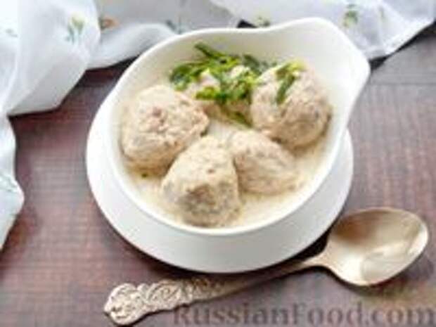 Фото к рецепту: Молочный суп с фрикадельками из куриного филе и белых грибов