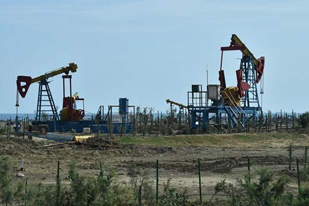 Цены на нефть колеблются после обвала в понедельник