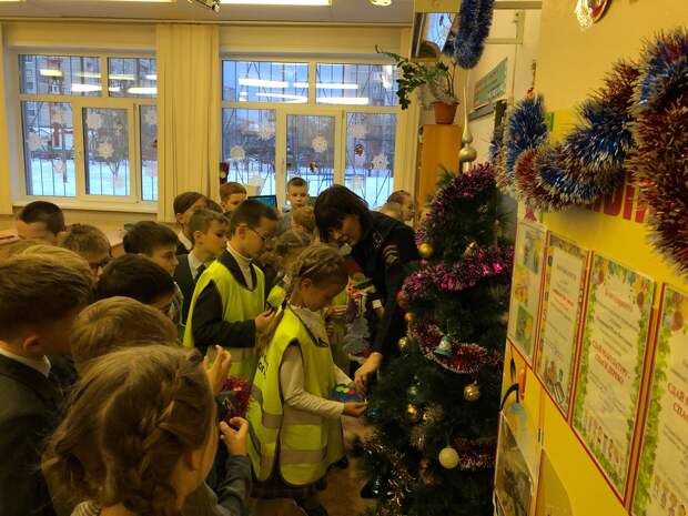 Тверские школьники нарядили «Елку безопасности»