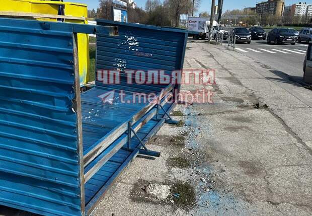 В Тольятти снесенная ветром остановка придавила женщину