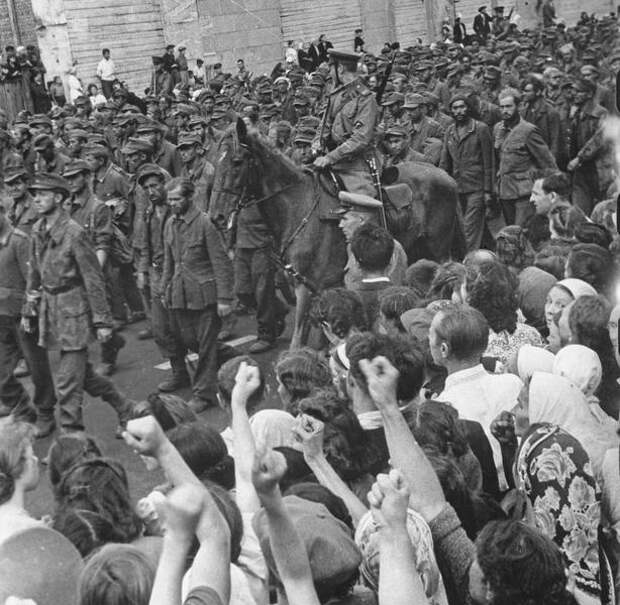 Среди москвичей, наблюдавших за «парадом побежденных», нашлось немало тех, кто весьма эмоционально реагировал на проходящую колонну