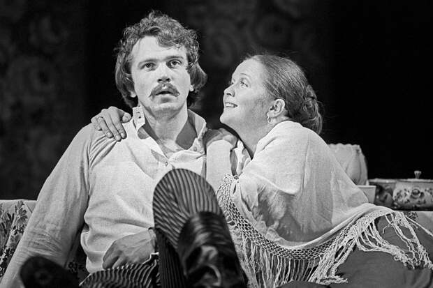 Сцена из спектакля «Леди Макбет Мценского уезда» на сцене Московского академического театра имени Владимира Маяковского, в роли Катерины Львовны – Наталья Гундарева, и в роли Сергея – Виктор Корешков, 1979 год