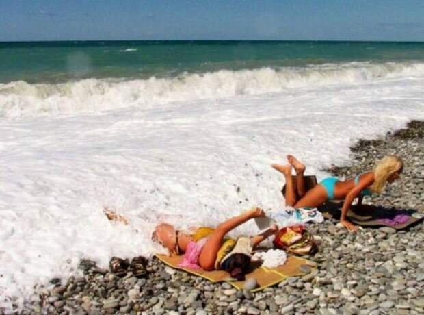 Волна накрыла девушек на пляже