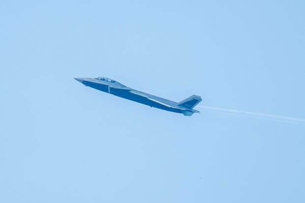 ВВС Китая получили первый в мире двухместный истребитель пятого поколения