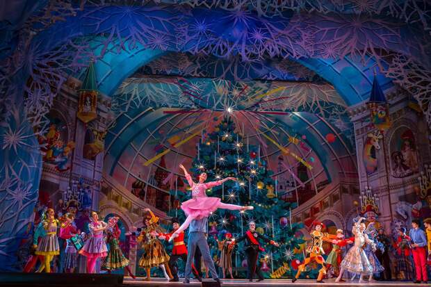 Сцена из спектакля «Продавец игрушек»