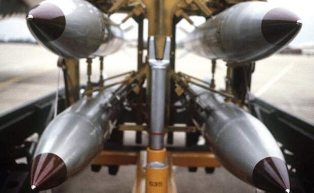 На фото: американские ядерные бомбы B61 на стойке
