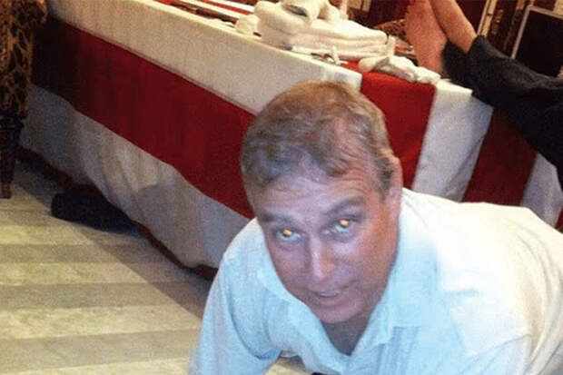 Принцессы Беатрис и Евгения ужаснулись фото отца принца Эндрю у Эпштейна